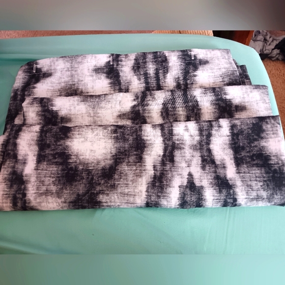 New shower curtin, black, grey and white abstract - Picture 1 of 3